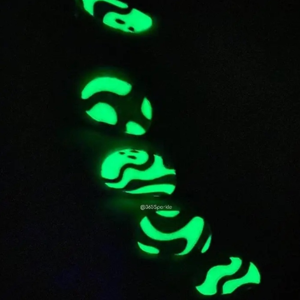*Retired* Color Street: Feeling Fab-boo-lous | Halloween Glow in the Dark Black - Picture 10 of 14